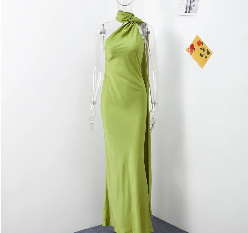 Lumina: Vestido de satén con cuello halter en color liso para primavera y verano.