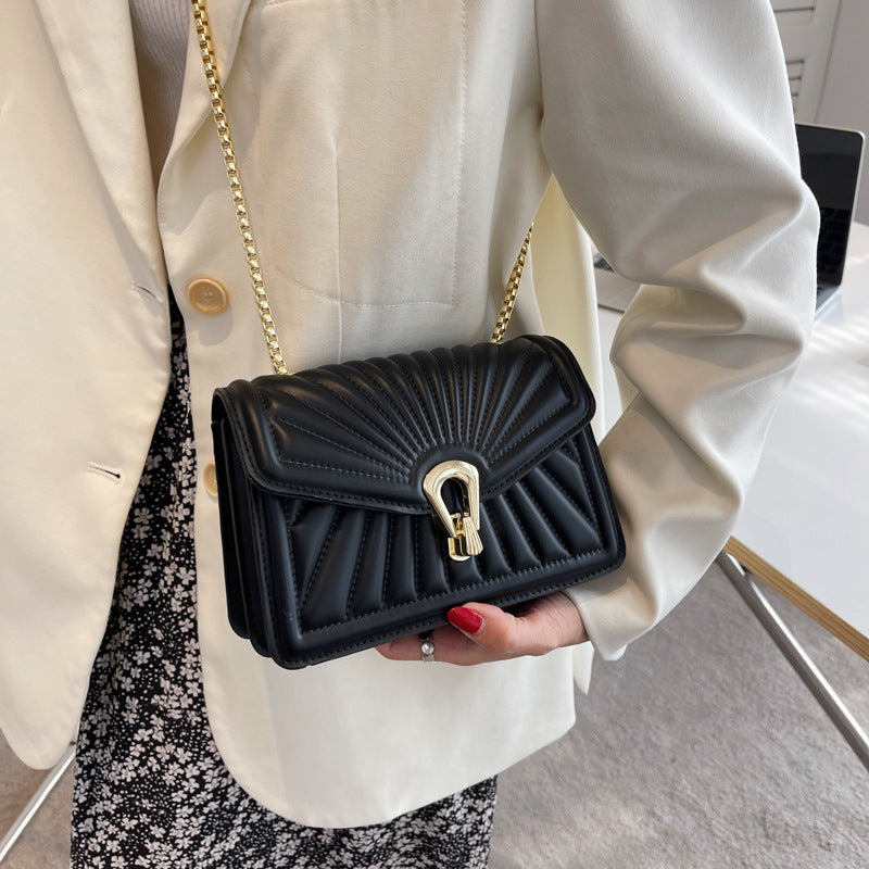 RAZA: Bolso Bandolera Minimalista con Cadena Elegante