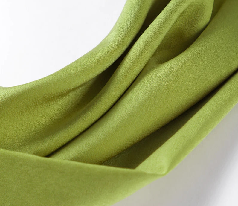 Lumina: Vestido de satén con cuello halter en color liso para primavera y verano.
