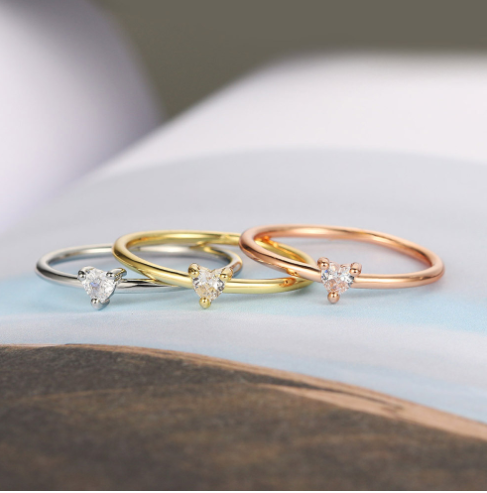 Promesa Pura: Anillo con Baño de Oro & Zirconia Corazón
