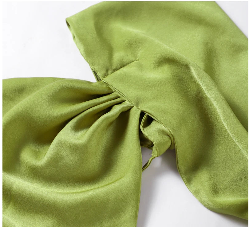 Lumina: Vestido de satén con cuello halter en color liso para primavera y verano.