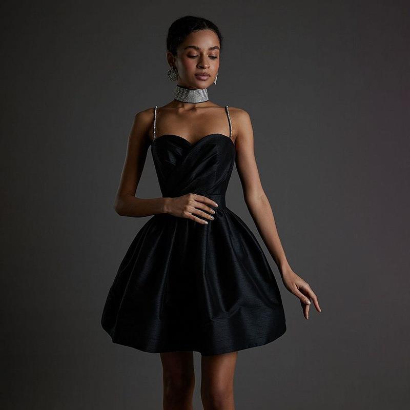 Vestido corto con falda amplia