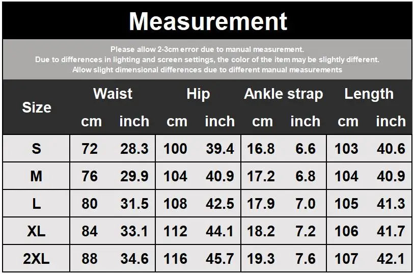 Vaqueros negros de calle con un pequeño agujero en la cremallera
