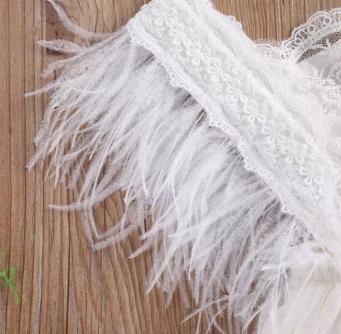 Vestido de bautizo de encaje y plumas para niña