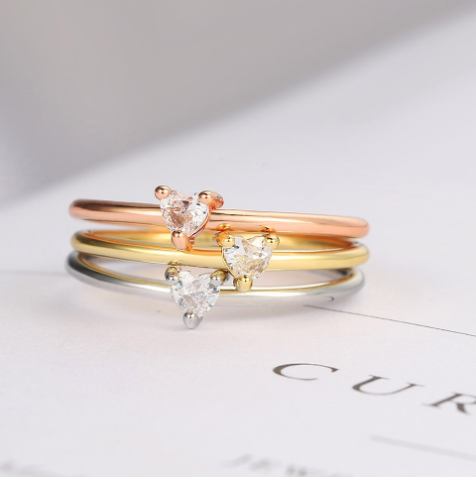 Promesa Pura: Anillo con Baño de Oro & Zirconia Corazón