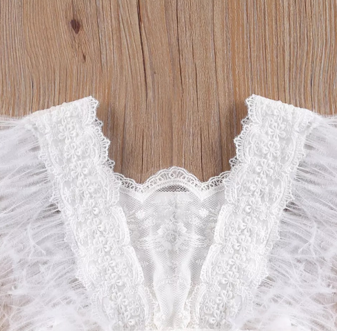 Vestido de bautizo de encaje y plumas para niña