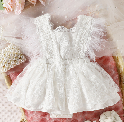 Vestido de bautizo de encaje y plumas para niña