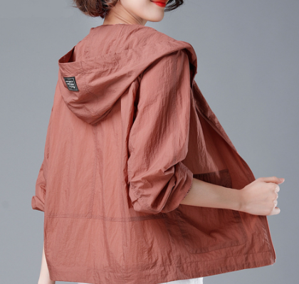 Cortavientos impermeable con capucha para mujer