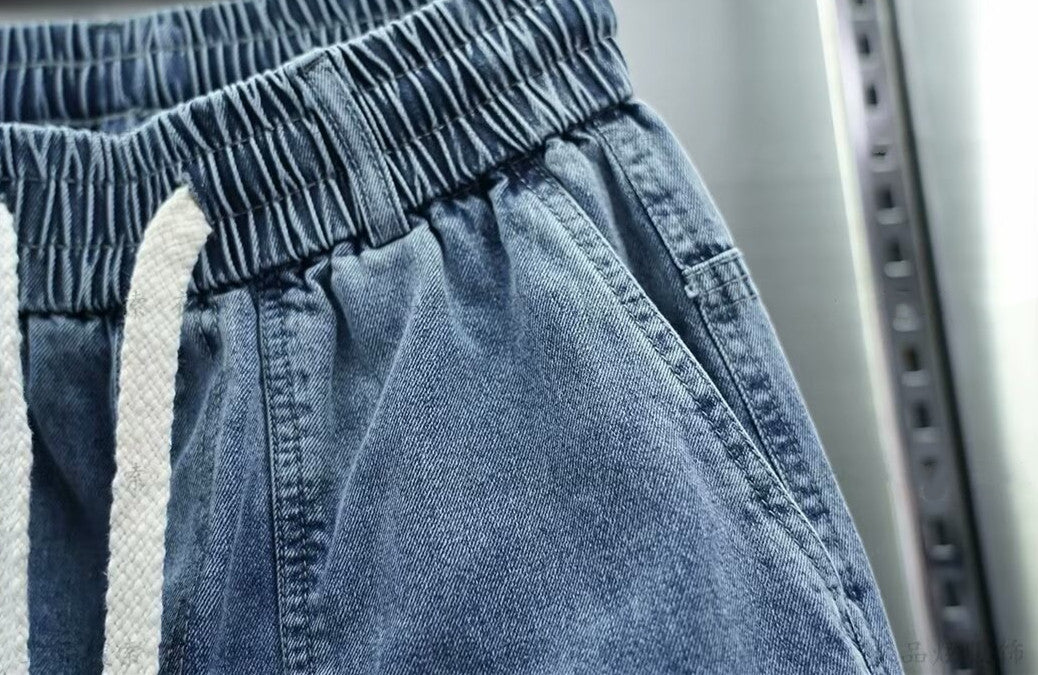 Vaqueros desgastados con tobillos atados y estilo casual