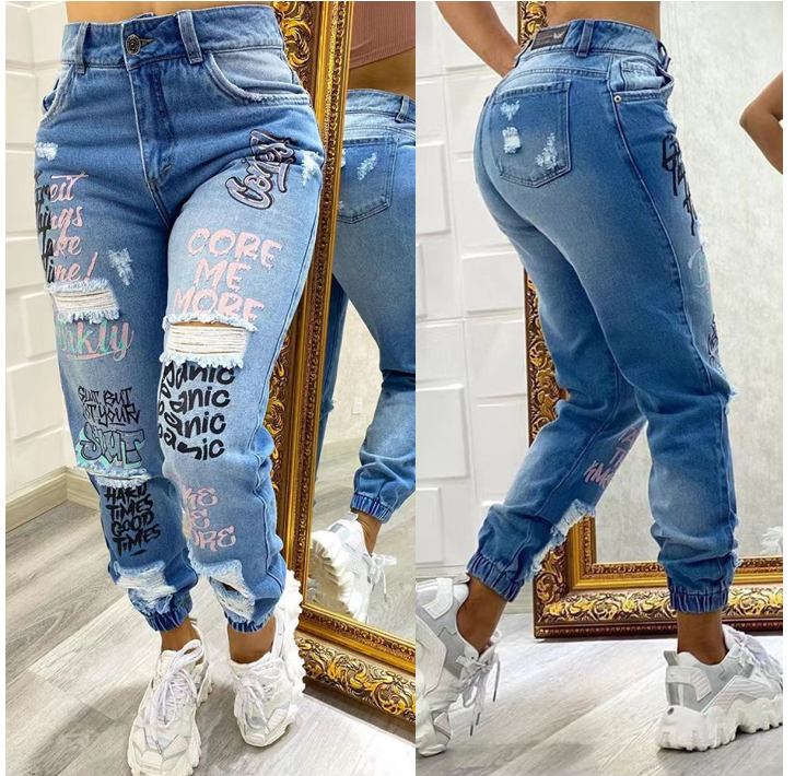 Vaqueros rasgados con bolsillo inclinado y estampado de letras para mujer