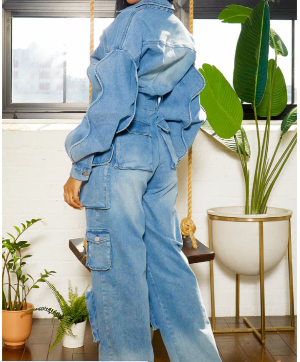 Traje de mujer, pantalones rectos drapeados, mono con diseño