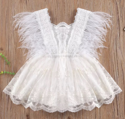 Vestido de bautizo de encaje y plumas para niña