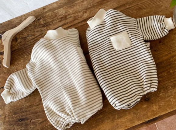 Mameluco de cuello alto a rayas