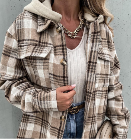 Chaqueta con capucha y botones a cuadros