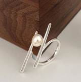 LYRAE: Anillo Ajustable de Perla Minimalista