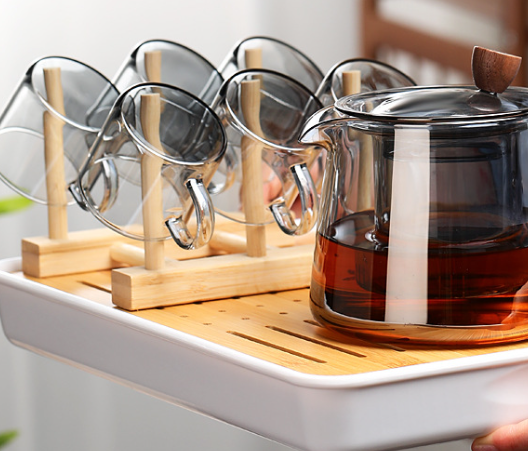 Tetera transparente con mango de madera