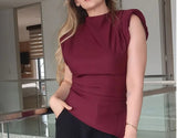 Blusa sin mangas con hombreras decorativas y plisadas versátiles de moda