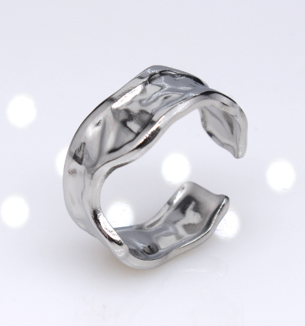 Órbita Retro: Anillo de Acero de Titanio con Baño de Oro 18K