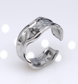 Órbita Retro: Anillo de Acero de Titanio con Baño de Oro 18K