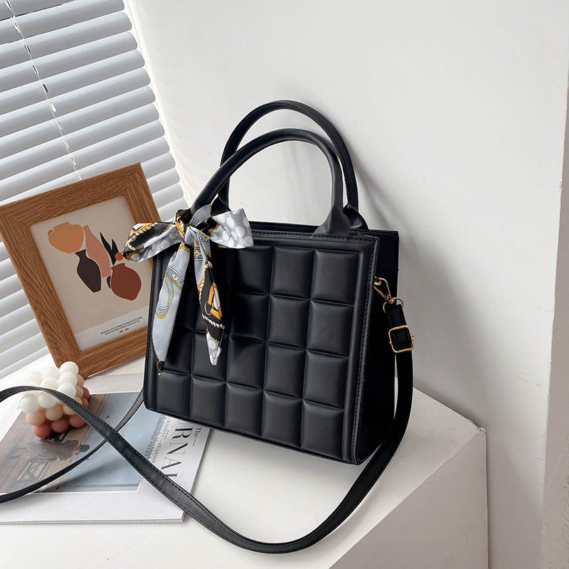 Relenza: Bolso de Mano Cuadrado con Pañuelo de Seda