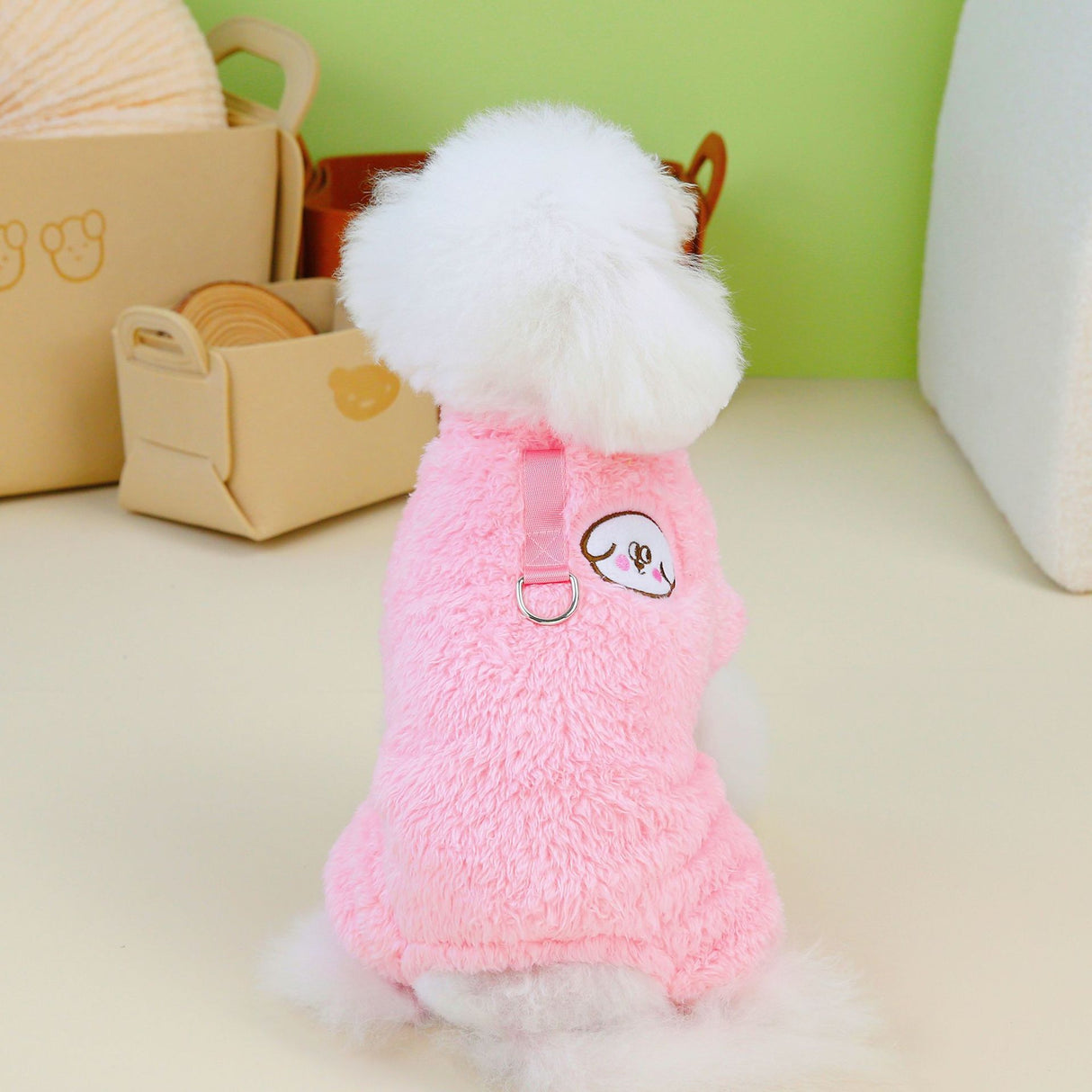 Ropa para mascotas peludas.  Traje para mascota en invierno