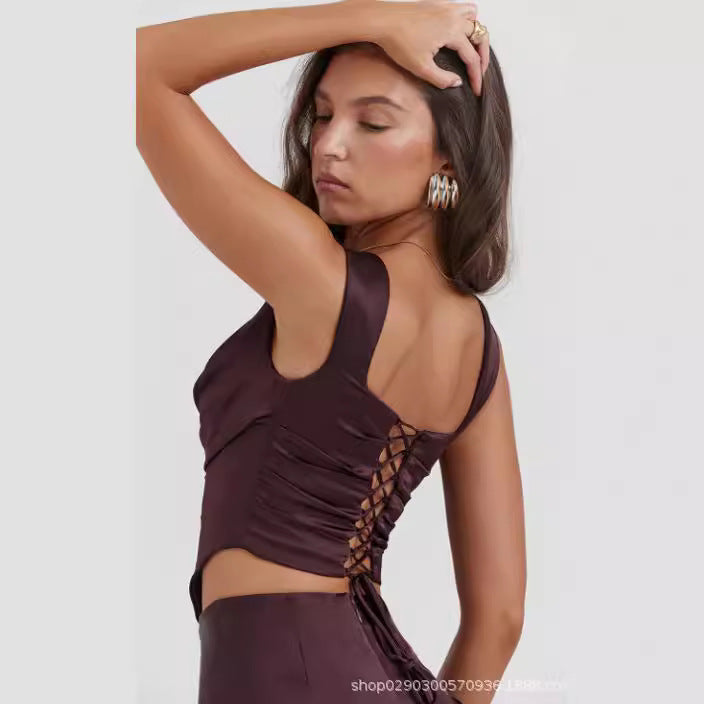 Conjunto de corsé rojo rubí con espalda de encaje y falda larga de satén con corte al bies