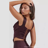 Conjunto de corsé rojo rubí con espalda de encaje y falda larga de satén con corte al bies