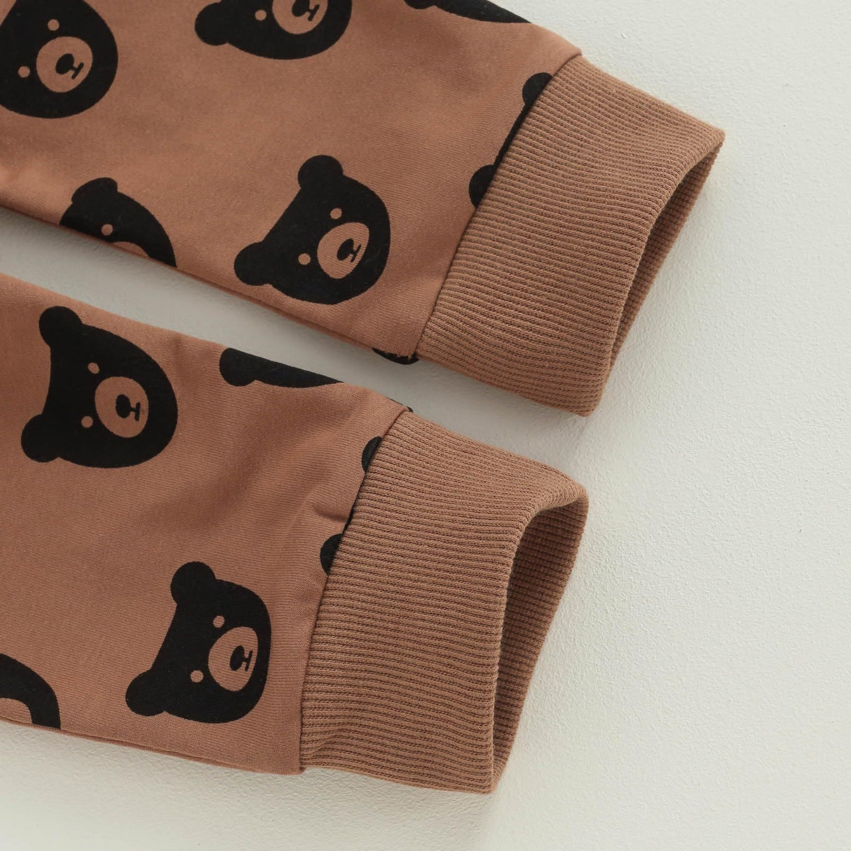 Conjunto de 2 piezas con sudadera con capucha y pantalones deportivos con cordones y estampado de oso marrón