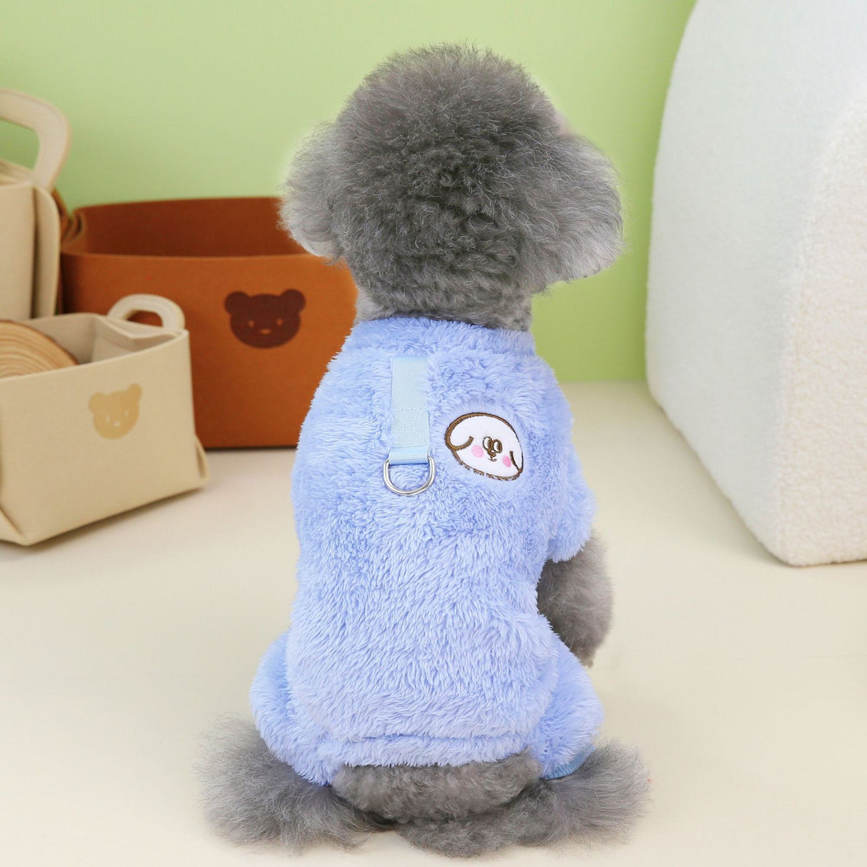 Ropa para mascotas peludas.  Traje para mascota en invierno