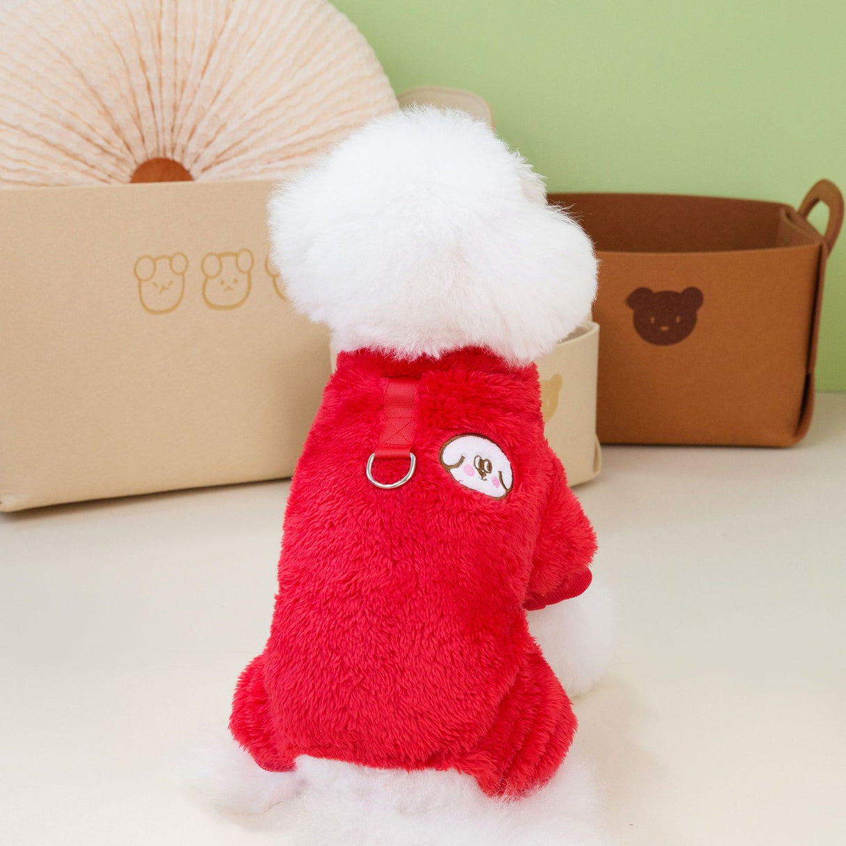 Ropa para mascotas peludas.  Traje para mascota en invierno