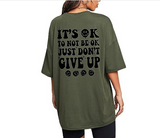 Camiseta de media manga con estampado "LET'S WATCH THE SUNSET" en color amarillo crema en la espalda