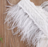 Vestido de bautizo de encaje y plumas para niña