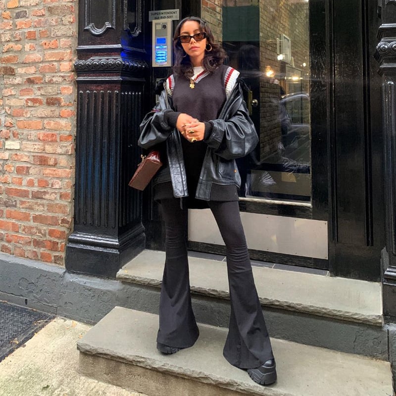 Vaqueros de cintura alta con ojales y dobladillo cruzado con pierna acampanada