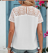 Blusa blanca de encaje con abertura en la espalda